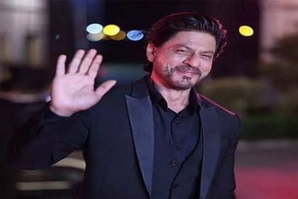 Shahrukh Khan's Blockbuster 'Jawan' Takes Bollywood by Storm: Fans Buzz with Excitement and Record-breaking Earnings!